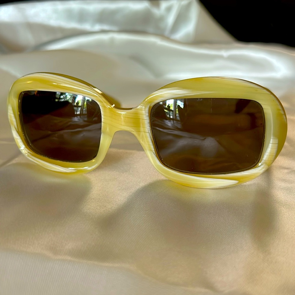 Authentic Valentino 5009S Vintage Classic Cream Sunglasses